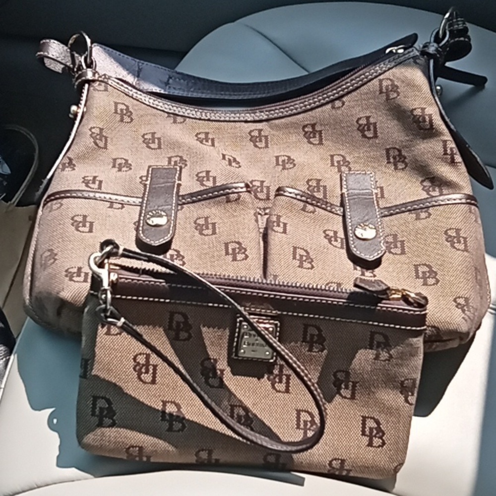 Women's handbags with a small Wristlet Dooney & Bourke